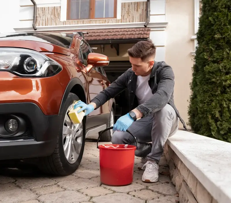 Lavage auto à domicile La Noue : professionnel intervenant sur un véhicule